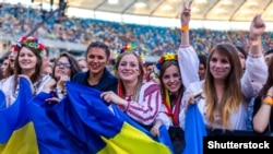 Шанувальниці гурту «Океану Ельзи» під час концерту в Києві, 2014 рік