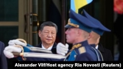 Лідер Китаю Сі Цзіньпін спостерігає за проходженням почесної варти під час урочистої церемонії зустрічі після прибуття до аеропорту в Москві, Росія, 7 травня 2025 року