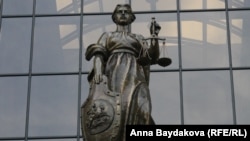 Москва. Поварская къватΙ. Россиялъул тΙадегΙанаб диваналда цебе йигей Фемидаялъул берал рагьарал руго. Гьелъухъ гьечΙо гьединго хвалчен. Берал рухьунеб рачел гъежалда хун буго.