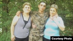 Կենտրոնում` 19-ամյա զինծառայող Տիգրան Համբարձումյանը, ում դիակը հայտնաբերվել է հունիսի 29-ին