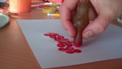 Для переселенців з Донбасу запровадили «арт-терапію» петриківським розписом (відео)