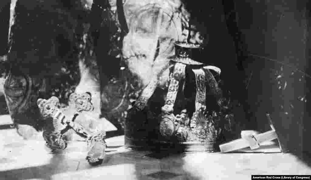 Церковная утварь, украденная большевиками из церкви, 1919 год. Вырванные из стен церкви и изуродованные топором кресты и митра были даны сотруднику Красного Креста, чтобы он показал американцам и миру, что,&nbsp;с его слов,&nbsp;&quot;большевики необъяснимо злобно относятся к вещам, которые другие считают святыми&quot;