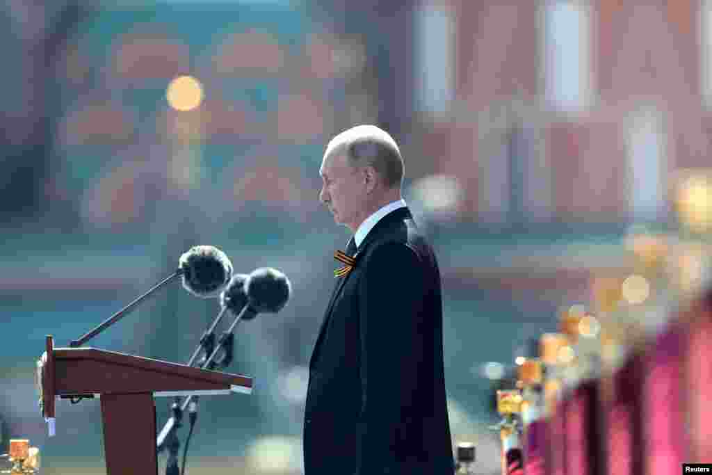 Без маски был президент России Владимир Путин.&nbsp;