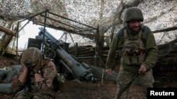 Украинские военнослужащие стреляют из самоходной гаубицы по российским войскам вблизи Покровска, октябрь 2025 года