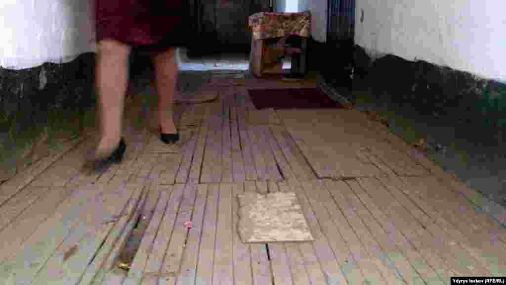 Ички мигранттар жашаган жатаканалардын полдору чирип, караңгыда басуу кооптуу болуп калган.