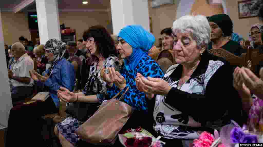 Щомісячна зустріч громадського об&#39;єднання &laquo;Кримська солідарність&raquo; у Сімферополі, на яку прийшли адвокати, правозахисники, родичі політичних в&#39;язнів і просто небайдужі кримчани, 28 квітня