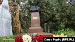 Памятник Нестору Лакоба в Сухумском ботаническом саду
