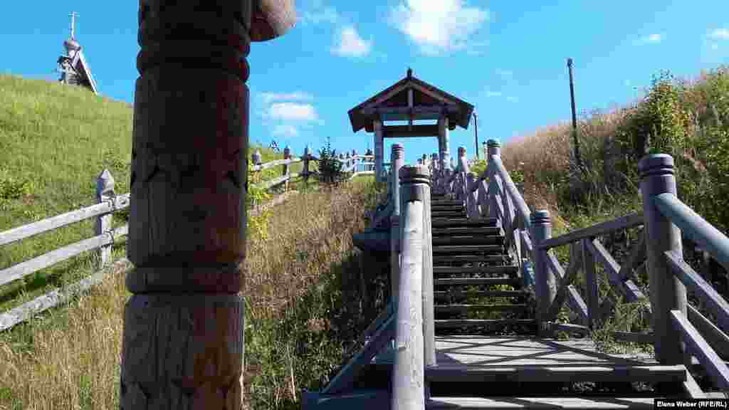 В Плесе есть гора Исаака Левитана, известного русского художника, жившего в этом городе, на которую взбираются путешественники, если посещают Плес. Поднимаются на гору Левитана, где стоит памятник художнику, по деревянным ступенькам. Сюда частенько приезжают художники, видимо, чтобы поймать вдохновение.