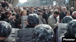 Արխիվ -- Ոստիկանների և ցուցարարների դիմակայությունը Ֆրանսիական դեսպանատան մոտ, 1-ը մարտի, 2008թ․