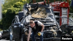 Мошини “Mercedes”-и Максим Шаповал дар як чорроҳаи Киев таркид 