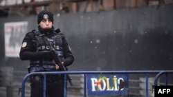 Турецкий полицейский возле ночного клуба Reina, где был теракт.