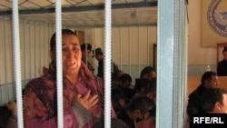 Ноокат районунда тополоң чыгарган хизбутчулар сот залында.