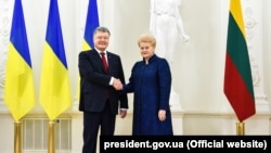 Президент України Петро Порошенко і президент Литви Даля Грібаускайте (праворуч)