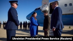 Президент Украины Владимир Зеленский беседует с послом Украины в США Оксаной Маркаровой, Вашингтон, США, 21 декабря 2022 года