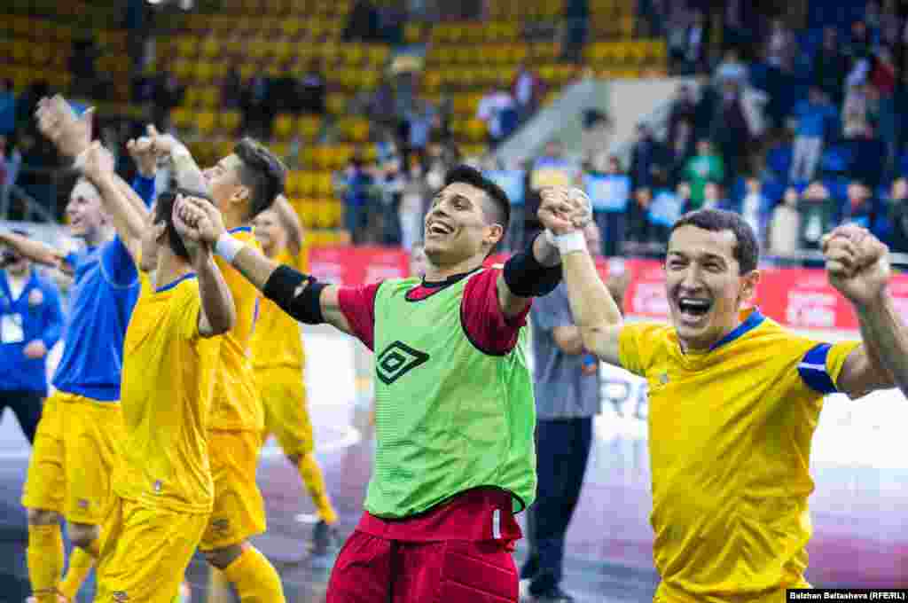 Игроки казахстанской сборной после матча. В составе сборной играют три бразильских легионера. Они получили казахстанское гражданство в прошлом году.