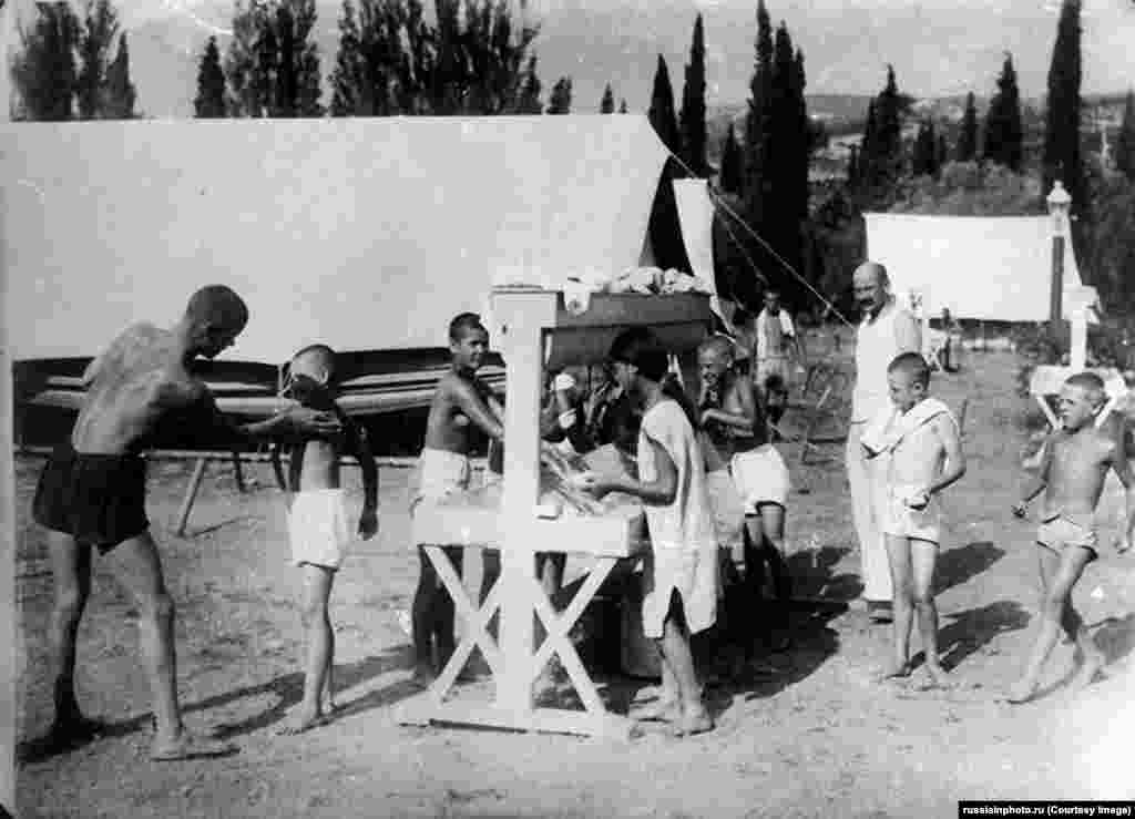 1925-жылы жаңы ачылганда "Артек" төрт чоң чатырдан гана турчу. Алгач ал кургак учукка чалдыккан балдар күнгө кактанып ойноп, абасынан дем алуу үчүн санаторий катары ачылган.