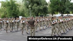 1 липня Міністерство оборони оприлюднило світлини з репетиції святкового параду до Дня Незалежності України. На них жінки-військові марширували у взутті на підборах, що викликало обурення