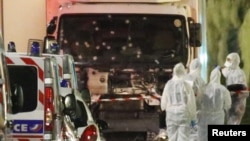 Жұртты таптап өткен жұк көлігінің алдында жүрген қауіпсіздік қызметкерлері. Франция, Ницца, 14 шілде 2016 жыл.  