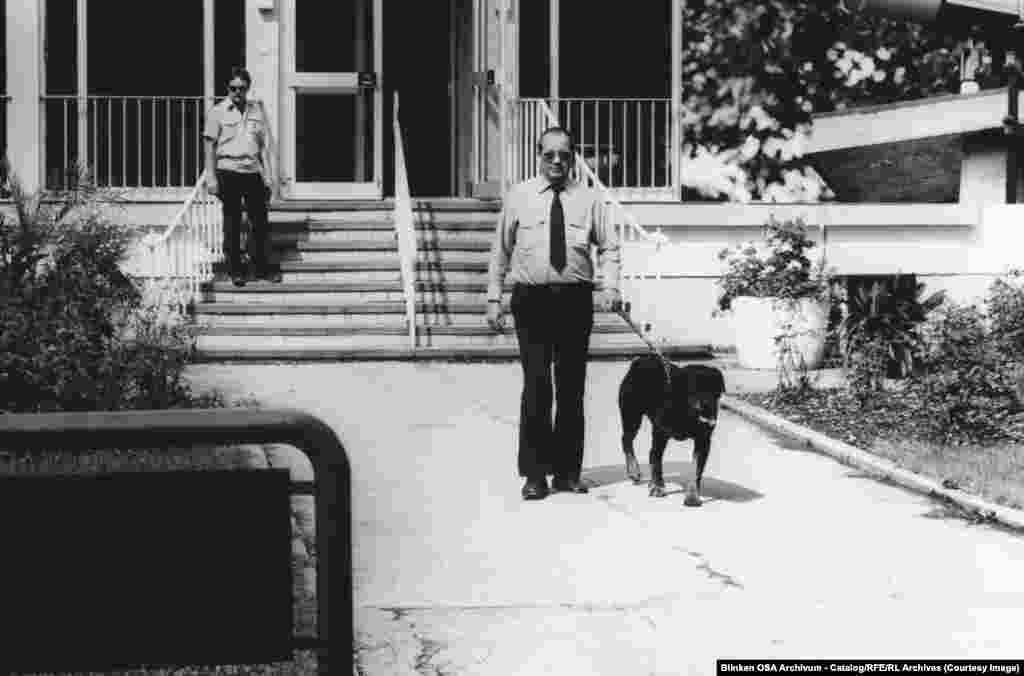 Меры безопасности в штаб-квартире в Мюнхене в 1982 году.Отдельные журналисты и авторы статей также были целями коммунистических шпионов, которые преследовали Западную Европу. Болгарин Георгий Марков, который подготовил серию острых репортажей о жизни при коммунизме для Радио Свободная Европа, был убит с помощью яда рицина в Лондоне в 1978 году.
