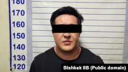 Милиция Айбек Уланов кармалганы тууралуу маалымат менен кошо тараткан сүрөт. 