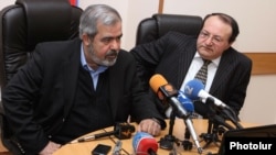 Представитель Бюро АРФД Грант Маркарян (слева) и председатель Союза политологов Армении Амаяк Ованнисян, Ереван, 27 февраля 2012 г. 