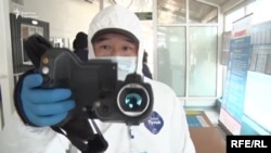 На границе у прибывающих граждан замеряют температуру с помощью тепловизора. 