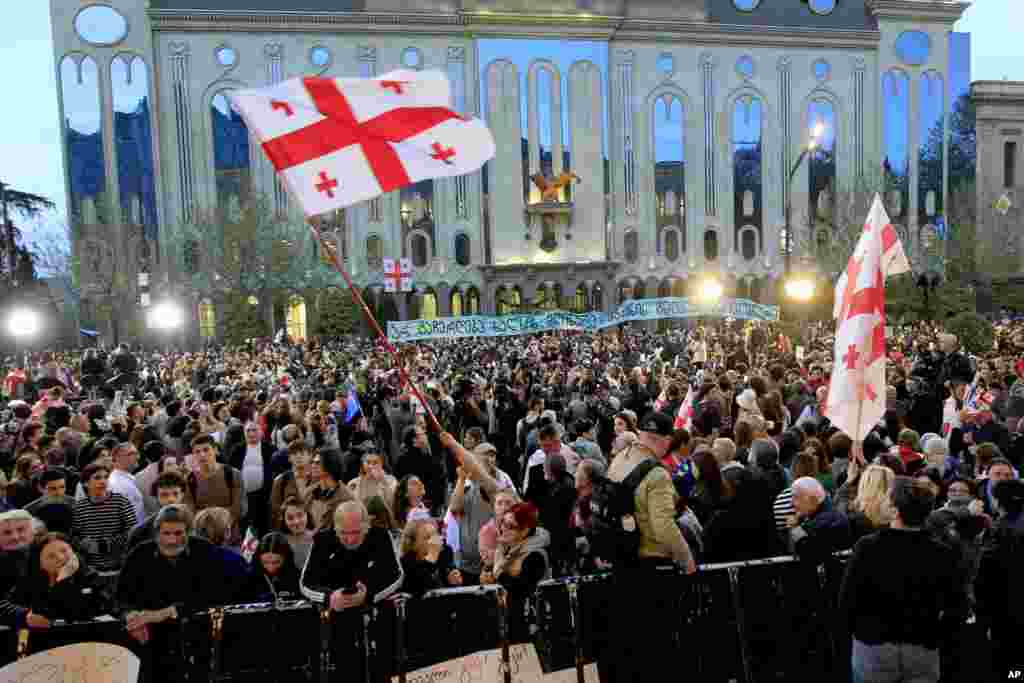 Прихильники законопроєкту кажуть, що він відображає аналогічне законодавство США і сприяє прозорості. Противники кажуть, що законопроєкт придушить інакомислення і змусить замовкнути незалежні ЗМІ. Вони порівнюють його з російським законом про &laquo;іноземних агентів&raquo;, через що почали називати &laquo;російським законом&raquo; 
