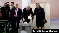 Президент М.Земан жубайы Ивана менен бирге добуш берүүдө. 12.1.2018.