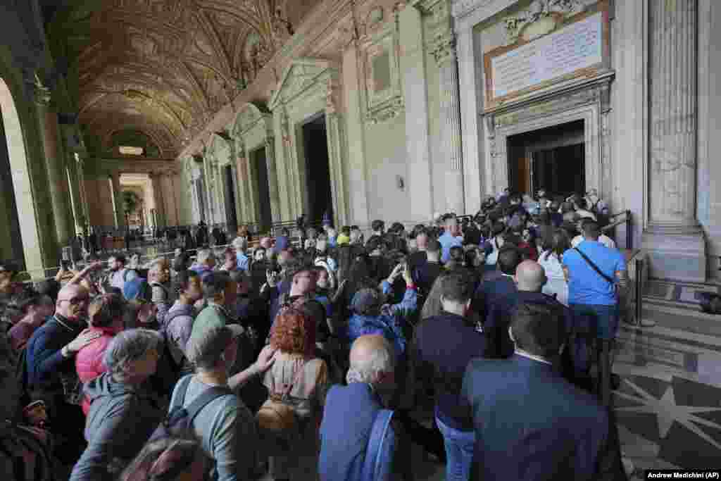 Вхід у базиліку Святого Петра у Ватикані, де виставлене тіло понтифіка