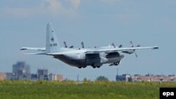 Հոլանդիայի օդուժի օդանավը հայրենիք է փոխադրում
Ուկրաինայում կործանված օդանավի 298 զոհերից տասնվեցի դիակները, Խարկով, 23 հուլիսի, 2014թ.