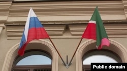 Татарстан (у) һәм Русия әләмнәре