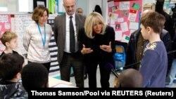 Зустріч дружини президента Франції Бріджит Макрон з трьома українськими дітьми-біженцями, 2022 рік