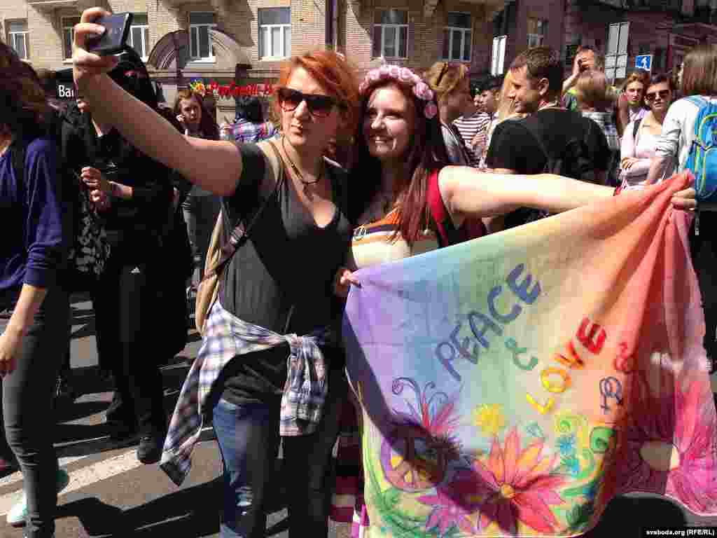 Селфи на марше.