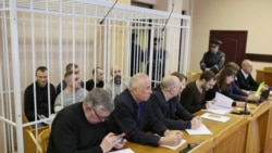 На лаве падсудных мытнікаў толькі 5, Алесь Юркойць сярод іх (з барадой). Яшчэ 6 мытнікаў знаходзяцца ў залі — ім была зьмененая мера стрыманьня. 