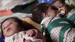 پدرى فقير يكى از كودكان سه گانه اش را ميفروشد