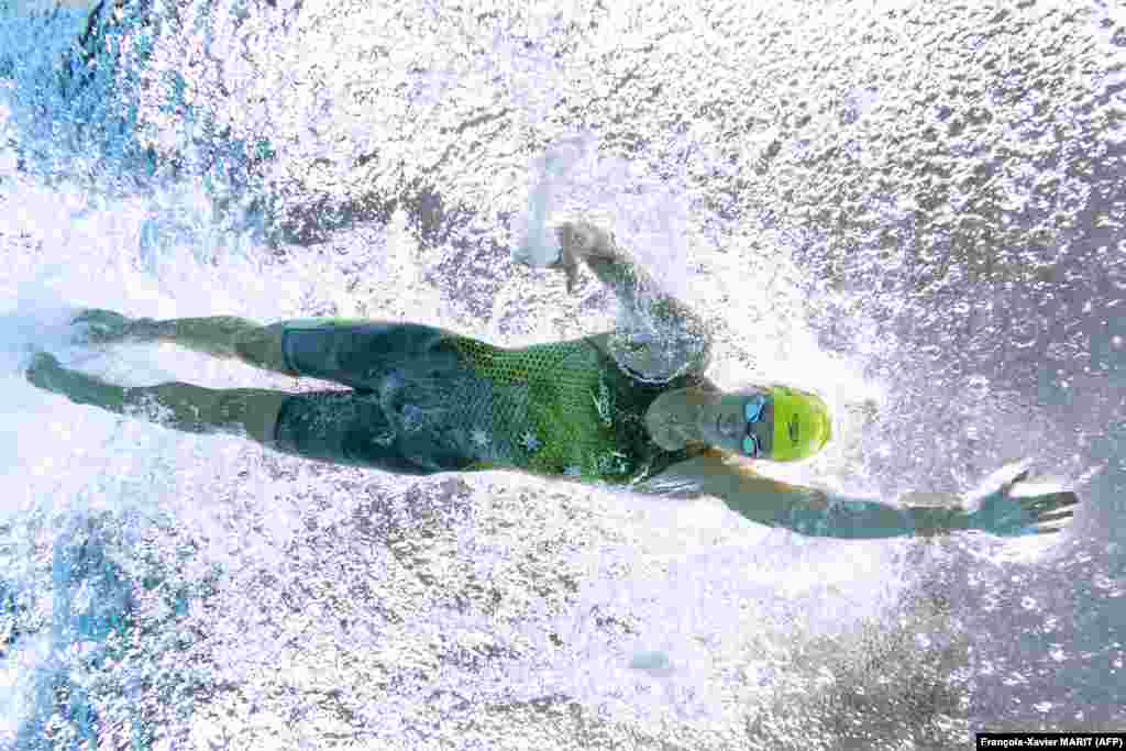 Австралиялык 27 жаштагы&nbsp;Эмма Маккеон сууда сүзүү боюнча Токио Олимпиадасынын жети медалын утту. Алардын&nbsp;төртөө алтын, үчөө коло байгелер.&nbsp;Спортчу алтын медалдарды 100 жана 50 метрге эркин сүзүүдөн, 100 метрге эркин сүзүү боюнча эстафетадан, 100 метрге комплекстүү сүзүү боюнча&nbsp;эстафетадан утту. 100 метрге баттерфляй ыкмасы менен сүзүүдөн, 100 метрге эркин сүзүү боюнча&nbsp;эстафетадан жана 100 метрге аралаш комплекстүү сүзүү боюнча эстафетадан коло медал тагынды. 2016-жылы Рио-де-Жанейро Олимпиадасында да Эмма бир алтын, эки күмүш, бир коло байгеге ээ болгон. 