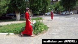 ýokary okuw jaýynyň giriş synagynga gatnaşmaga barýan dalaşgär, awgust, 2013-nji ýyl. Illýustrasiýa suraty.