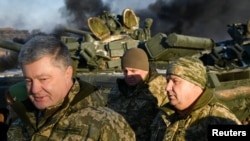 Президент  Петро Порошенко жана коргоо  министри Степан Полторак украин  аскерлеринин машыгуусуна барган учур. 28-ноябрь, 2018-жыл. 