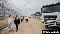 Ош шаарынын мэри Таалайбей Сарыбашов менен ишкер Нурбек Осмонов Кең-Сай массивинде.