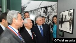 США - Президент Армении Серж Саргсян посещает выставку, посвященную 100-й годовщине Геноцида армян (архив) 