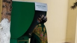 Aýlygy nagtlaşdyryp bilmek üçin ‘iki gün banka gatnamaly’