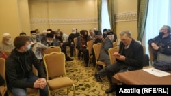 Конференциягә җыела башлаган халыкка урынның үзгәртелүен әйттеләр