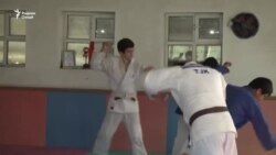 Чаро Комроншоҳу ҳамроҳонаш шикасти сахт хӯрданд?