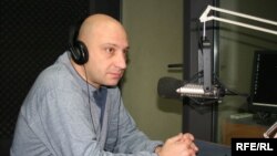 По мнению политолога Ники Читадзе, Мерабишвили является именно политическим заключенным, потому что нынешним властям не выгодно иметь такого сильного конкурента