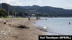 Правительством Абхазии было заявлено, что в рамках Инвестиционной программы на 2015-2017 гг. выделено 340 млн рублей на утилизацию твердых бытовых отходов