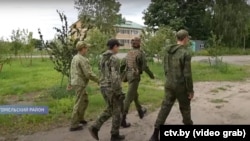 Скрын з матэрыялу телеканалу СТВ пра дзяцей, якія дапамагаюць памежнікам у Гомельскім раёне