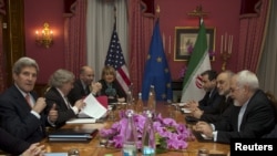 Джон Керрі (л) і Могаммад Джавад Заріф (п) під час переговорів у Лозанні, 19 березня 2015 року