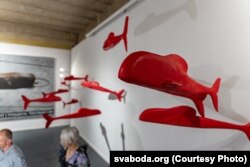 Выстава памяці Алеся Пушкіна ў Варшаве, 6 жніўня 2025 году. “Migration” аўтар Аляксей Урублеўскі