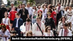 Все більше людей в Україні та у світі так обягаються у Всесвітній день вишиванки 