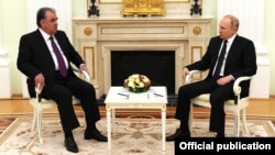 Тажик президенти Эмомали Рахмон менен Орусиянын президенти Владимир Путиндин жолугушуусу. 9-май, 2021-жыл. 